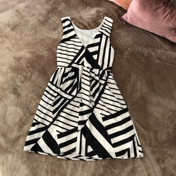 Black & White Everly Dress - Picture 3 of 3